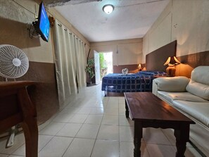 Junior kamer | Een strijkplank/strijkijzer, gratis wifi