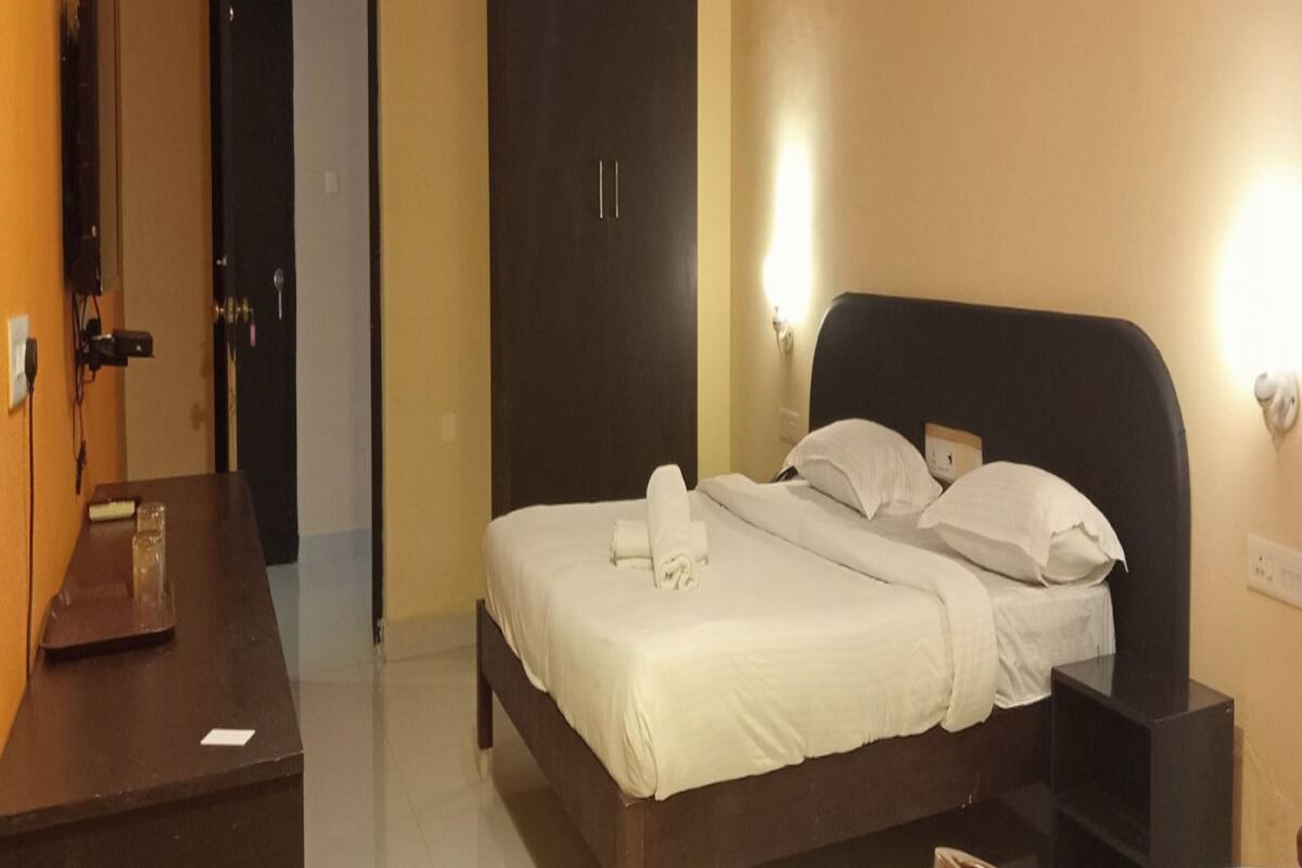 Hypo-allergenic bedding, desk, free WiFi, bed sheets