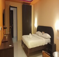 Ropa de cama hipoalergénica, escritorio, wifi gratis y ropa de cama 