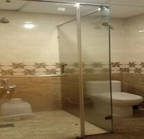 Ducha, cabezal de ducha tipo lluvia, toallas, jabón