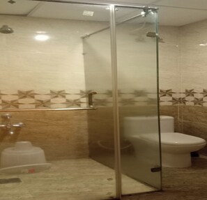 Dusche, Regendusche, HandtĂŒcher, Seife