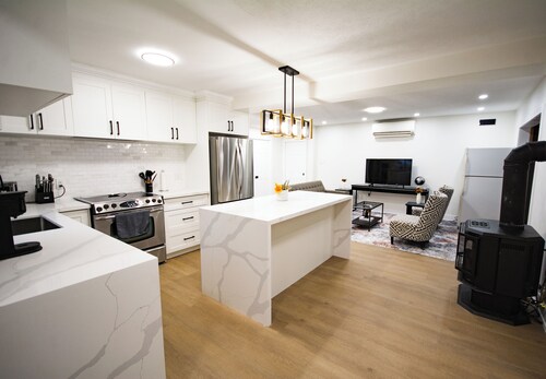 The Discovery Retreat: Heated Pool, Hot Tub, Firepit, BBQ, Sauna, Game Room