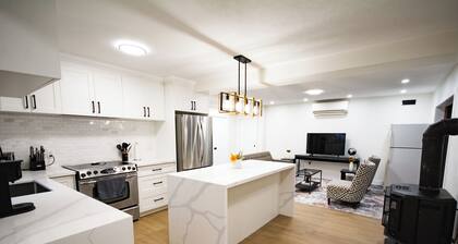 The Discovery Retreat: Heated Pool, Hot Tub, Firepit, BBQ, Sauna, Game Room