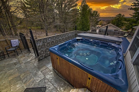 Terrasse/Patio. The Discovery Retreat: Heated Pool, Hot Tub, Firepit, BBQ, Sauna, Game Room