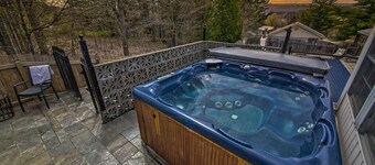 The Discovery Retreat: Heated Pool, Hot Tub, Firepit, BBQ, Sauna, Game Room
