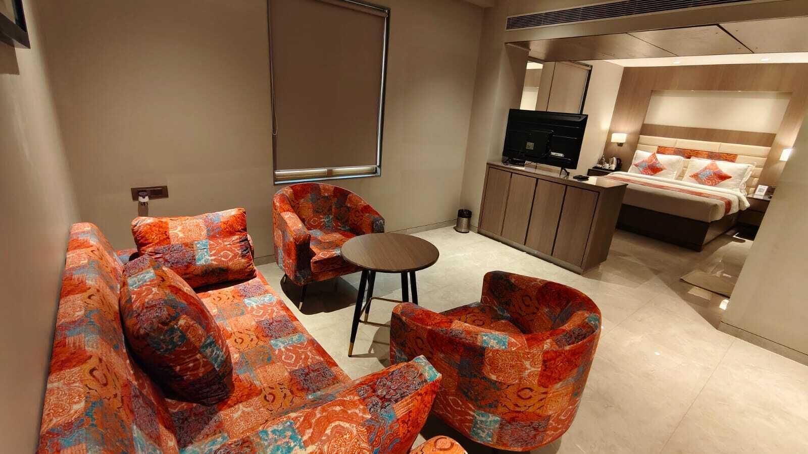 Premium Suite | Living area | TV