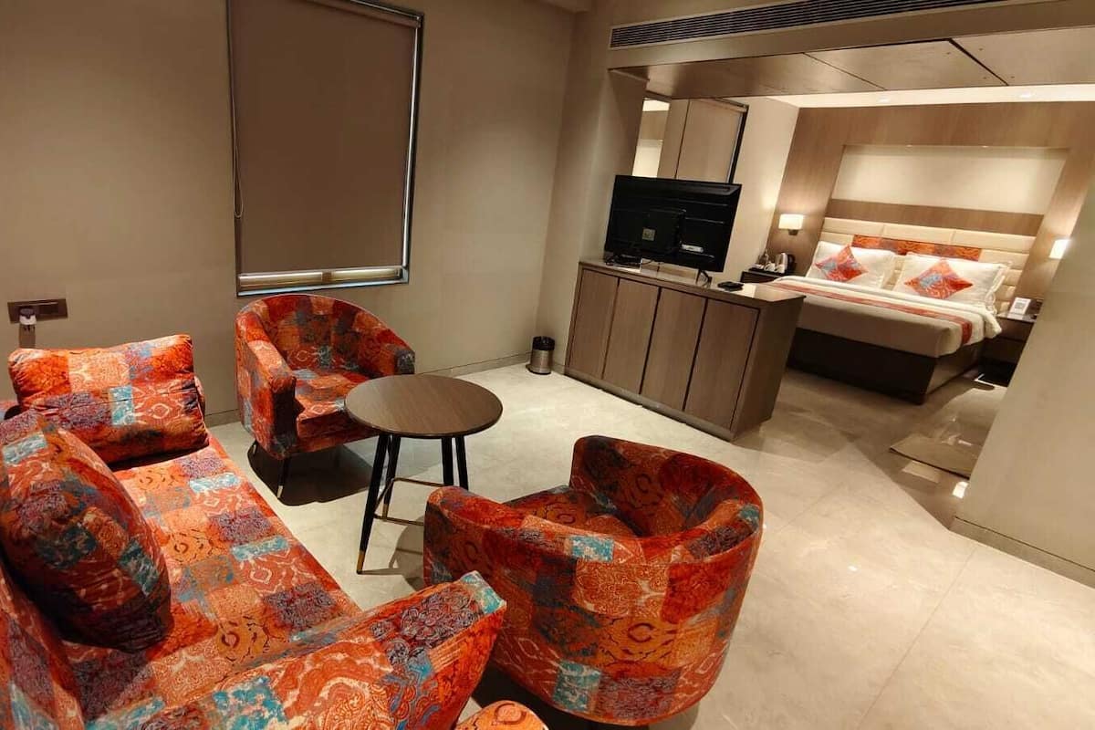Premium Suite | Living area | TV