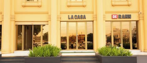 A building with two entrances labeled 'LA CASA' and 'DE RANN'.