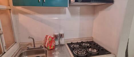 Mikroaaltouuni, keittoastiat/astiat/ruokailuvälineet, mausteet