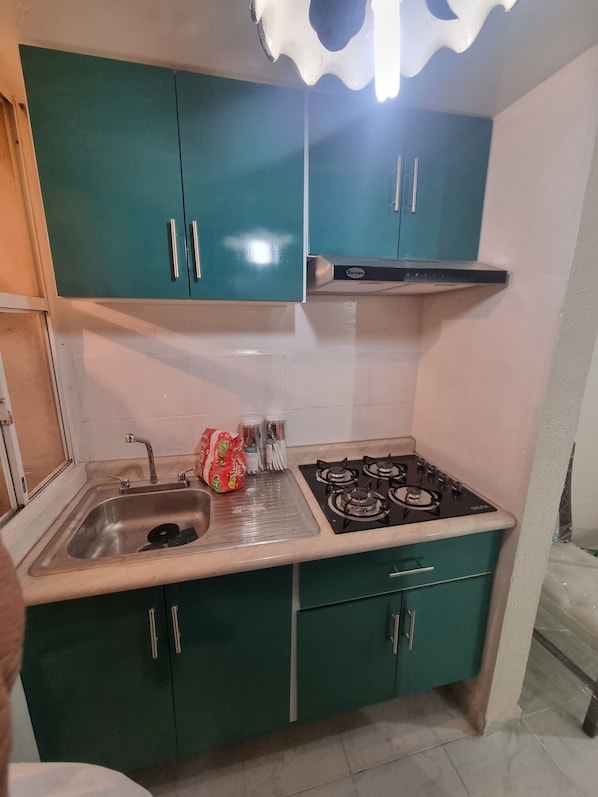 Microwave, cookware/dishes/utensils, spices, lobster pot