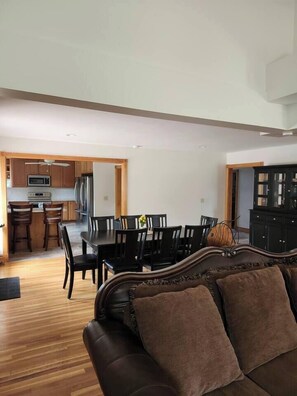 TV connectée, cheminée, écrans d'ordinateur