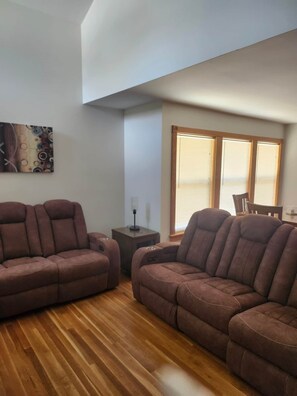 TV connectée, cheminée, écrans d'ordinateur