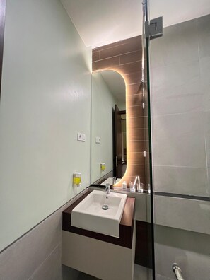 Dusch, handdukar, tvål och schampo