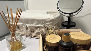 SĂšche-cheveux, serviettes fournies, savon, papier toilette
