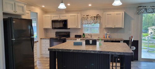 4-bedroom home in superb Ocala with AC