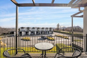 Outdoor dining - Wanaka Ridge Summary: (Wānaka)