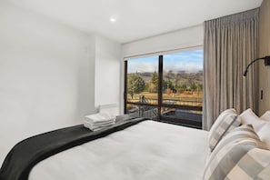 Desk, iron/ironing board, WiFi, bed sheets