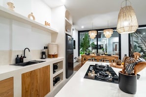 Villa Basic | Eget kök | Kylskåp, mikrovågsugn, spishäll och vattenkokare