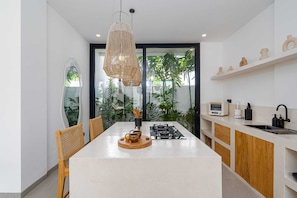 Villa Basic | Eget kök | Kylskåp, mikrovågsugn, spishäll och vattenkokare