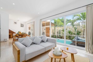 ベーシック ヴィラ | リビング エリア | テレビ、ストリーミ  ングサービス