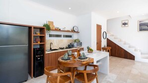 Basic Villa | Private kitchen | Fridge, microwave, stovetop, toaster - Villa Jazz (Canggu)