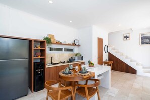 Vila básica | Cozinha privada | Geladeira, micro-ondas, cooktop, torradeira