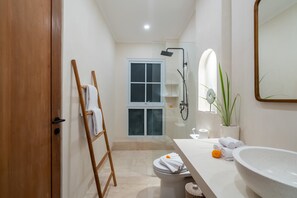 ベーシック ヴィラ | バスルーム | シャワー、ヘアドライヤー、タオル、石鹸