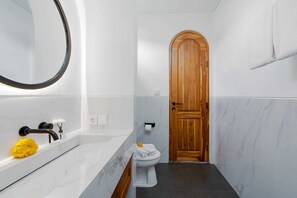 Villa Basic | Badrum | Dusch, hÄrtork, handdukar och tvÄl
