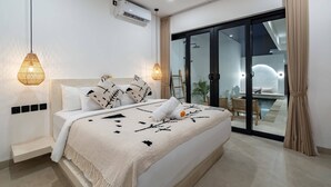 Un dormitorio moderno con una cama grande, un ventanal corredero a un balcón y aire acondicionado instalado en el techo.