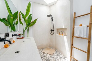 Basic-Villa | Badezimmer | Dusche, Haartrockner, Handtücher, Seife