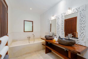 Basic Villa | Bathroom | Hair dryer, towels, soap, shampoo