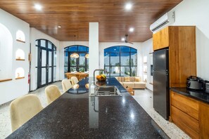 Vila básica | Cozinha privada | Geladeira, micro-ondas, cooktop, chaleira elétrica