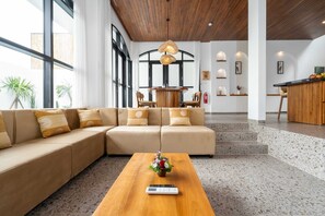 Villa básica | Zona de estar | Una televisión, servicios de streaming