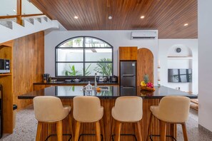 Villa básica | Cocina privada | Microondas, placa de cocina, hervidor eléctrico y tostadora