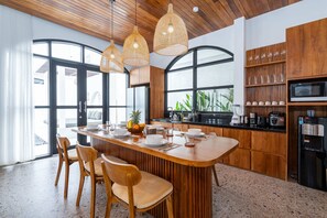 Villa | Cuisine privée | Réfrigérateur, micro-ondes, plaque de cuisson, bouilloire électrique