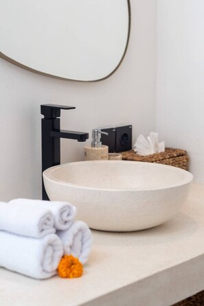 Basic Villa | Bathroom | Shower, hair dryer, towels, soap - Villa Casa Agapi (Canggu)