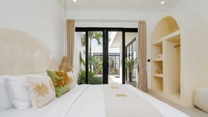 Un dormitorio moderno con una cama grande, un armario y vistas al exterior.
