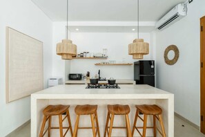 Villa | Cuisine privée | Réfrigérateur, micro-ondes, plaque de cuisson, bouilloire électrique