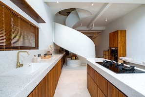 Villa | Cuisine privée | Réfrigérateur, micro-ondes, plaque de cuisson, bouilloire électrique