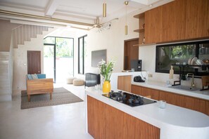 Basic-villa | Privat køkken | Køleskab, mikrobølgeovn, kogeplade, blender