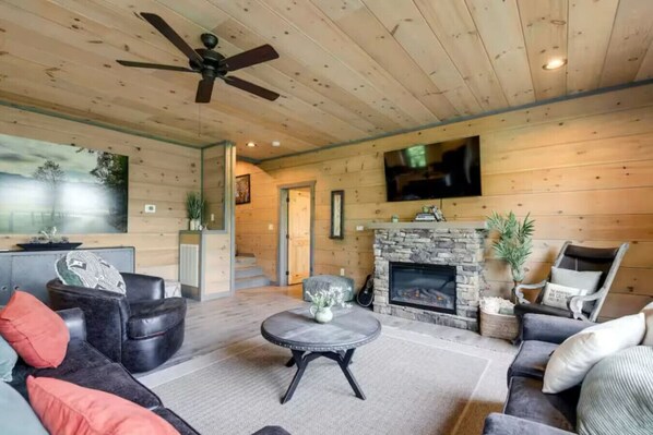TV, fireplace