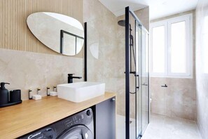Douche, articles de toilette (gratuits), séchoir à cheveux