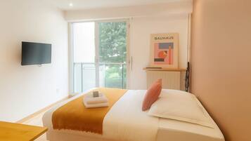 Een strijkplank/strijkijzer, wifi, beddengoed