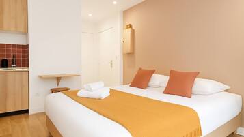 Een strijkplank/strijkijzer, wifi, beddengoed