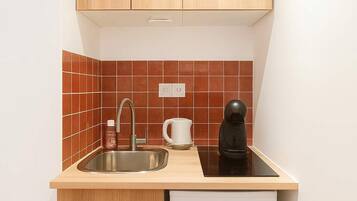 Een koelkast, een magnetron, een kookplaat