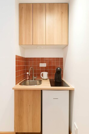 Kjøleskap, mikrobølgeovn, kokeplater og kaffetrakter/tekoker