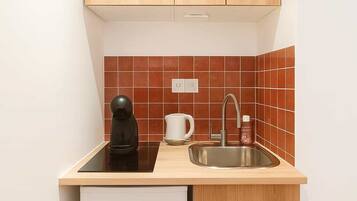 Een koelkast, een magnetron, een kookplaat