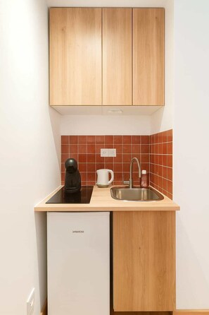Réfrigérateur, micro-ondes, plaque de cuisson, cafetière/bouilloire