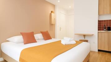 Een strijkplank/strijkijzer, wifi, beddengoed