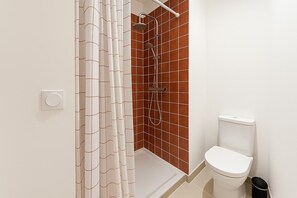 Douche, sèche-cheveux, serviettes fournies